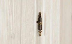 Kleiderschrank, 2-türig Bornholm | Kiefer Weiß / Kiefer antikfarben durchgehende gemusterte Tür -Kindermöbel Verkaufsladen 11119508 3 202008312241