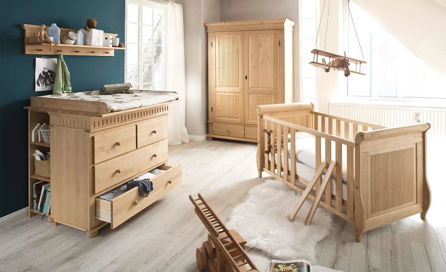 Kleiderschrank, 2-türig Bornholm | Kiefer antikbrushfarben geteilte gemusterte Tür 3 Kleiderschrank, 2-türig Bornholm | Kiefer antikbrushfarben geteilte gemusterte Tür